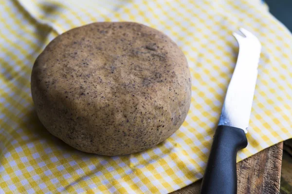 Queijo Vegan Uma Tábua Madeira Com Uma Faca Lado — Fotografia de Stock