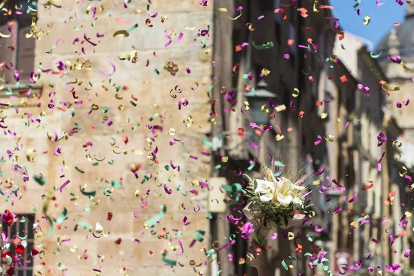 Streamers Colored Papers Fly Thrown Wedding Guests — Stock Photo, Image
