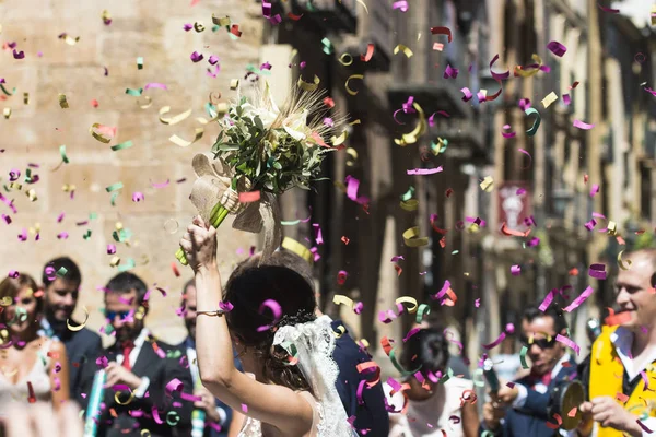 Salamanka Hiszpania Września 2017 Panna Młoda Podnosi Bukiet Kwiatów Podczas — Zdjęcie stockowe