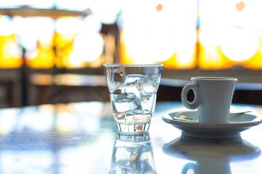 Kahve masasında buzlu bir bardak kahve..