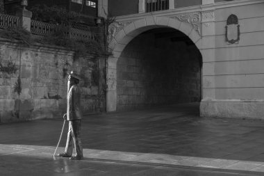 Pontevedra, İspanya - 16 Eylül 2017: Plaza de Mendez Nunez, Valle Inklan 'a adanmış heykel ile birlikte,.