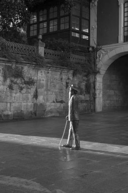 Pontevedra, İspanya - 16 Eylül 2017: Plaza de Mendez Nunez, Valle Inklan 'a adanmış heykel ile birlikte,.