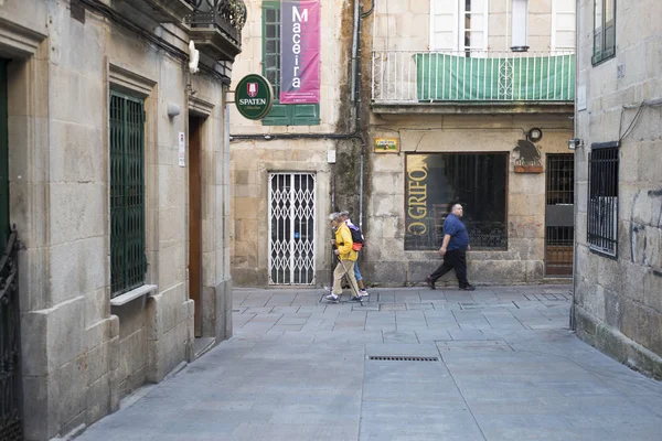 スペインのポンテベドラ 2017年9月16日 サンティアゴ巡礼者は 街の歴史的中心部の通りの1つを歩きます — ストック写真