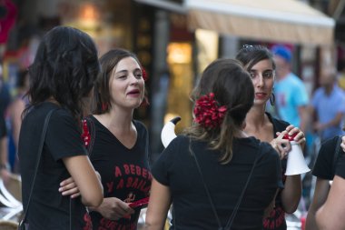 Salamanca, İspanya - 2 Eylül 2017: Bazı kadınlar, eğlence kardeşliğine üye, şehrin sokaklarından birinde sohbet ediyorlar.