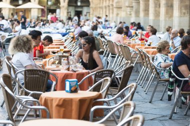 Salamanca, İspanya - 2 Eylül 2017: Plaza Belediye Başkanı 'nın kafeterya teraslarından biri.