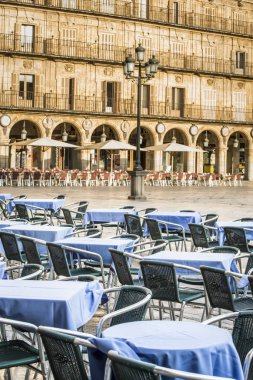 Salamanca, İspanya - 2 Eylül 2017: Şehrin Playa Belediye Başkanı etrafındaki kafelerden birinde mavi masa örtülü masalar.