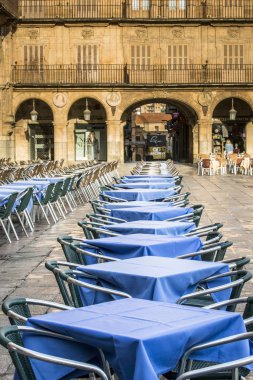 Salamanca, İspanya - 2 Eylül 2017: Şehrin Playa Belediye Başkanı etrafındaki kafelerden birinde mavi masa örtülü masalar.