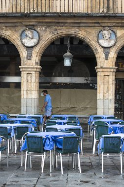 Salamanca, İspanya - 2 Eylül 2017: Şehrin Playa Belediye Başkanı etrafındaki kafelerden birinde mavi masa örtülü masalar.