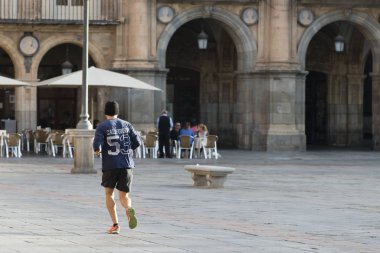 Salamanca, İspanya - 2 Eylül 2017: Bir adam Plaza Belediye Başkanı 'nda koşuyor.
