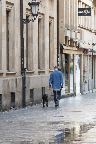 Salamanca Espanha Setembro 2017 Homem Com Cão Caminha Pelas Ruas — Fotografia de Stock