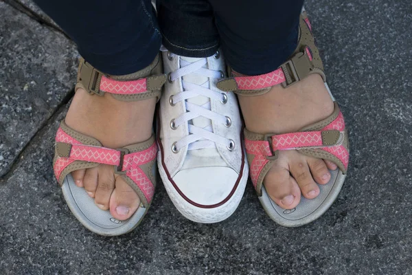 Detalle Los Pies Una Niña Medio Del Pie Adulto — Foto de Stock