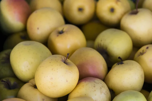 Många Äpplen Gyllene Klass Staplade Fruktbutik — Stockfoto