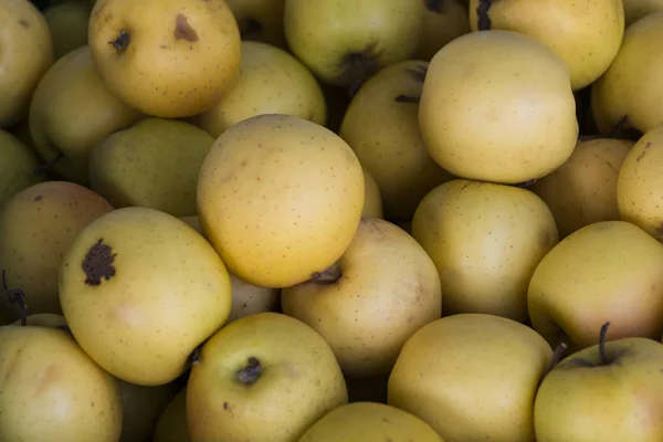 Många Äpplen Gyllene Klass Staplade Fruktbutik — Stockfoto