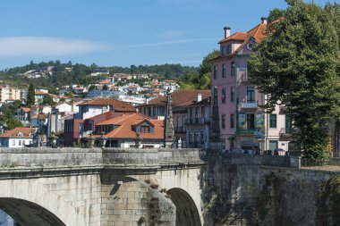 Amarante, Portekiz - 3 Eylül 2017: Köyden geçen Tamega Nehri 'ne çekici gelen puente' nin ayrıntıları.