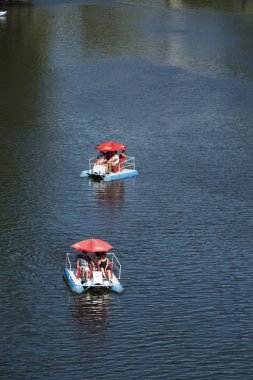 Amarante, Portekiz - 3 Eylül 2017: Tamega Nehri 'nden geçen zevk gemileri.