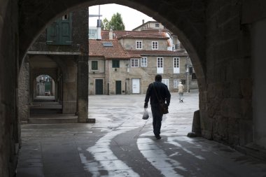 Pontevedra, İspanya - 9 Eylül 2017: Şehrin tarihi merkezinde, Plaza de A Pedreira 'da yürüyen insanlar.