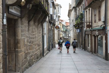 Pontevedra, İspanya - 9 Eylül 2017: Camino de Santiago 'nun hacıları, şehrin tarihi merkezinin sokaklarından birinde yürüyün..