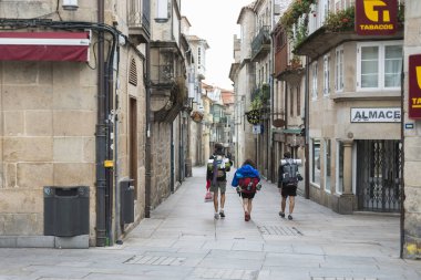 Pontevedra, İspanya - 9 Eylül 2017: Camino de Santiago 'nun hacıları, şehrin tarihi merkezinin sokaklarından birinde yürüyün..