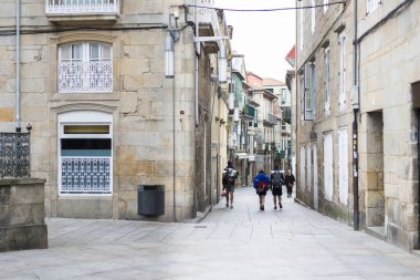Pontevedra, İspanya - 9 Eylül 2017: Camino de Santiago 'nun hacıları, şehrin tarihi merkezinin sokaklarından birinde yürüyün..