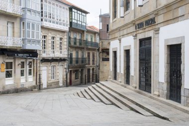 Pontevedra, İspanya - 9 Eylül 2017: Şehrin tarihi merkezinin kaldırımlı sokaklarından birinin ayrıntıları.