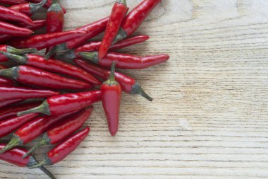 Ahşap bir yüzeyde baharatlı kırmızı biber..