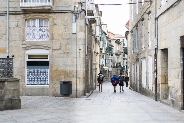 Pontevedra, İspanya - 9 Eylül 2017: Camino de Santiago 'nun hacıları, şehrin tarihi merkezinin sokaklarından birinde yürüyün..