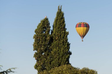 Cardedeu, İspanya - 8 Ekim 2017: Sıcak hava balonu maviye yelken açıyor