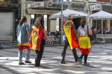 Prat De Llobregat, İspanya - 8 Ekim 2017: Bazı insanlar yürür