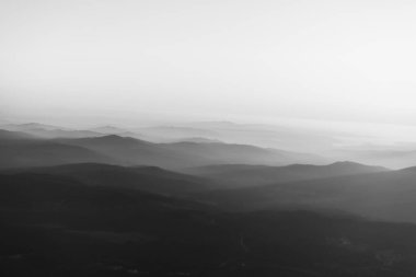 Sabahın erken saatlerinde sisli dağların havadan görünüşü.