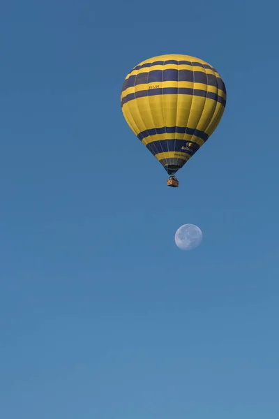 Cardedeu, İspanya - 8 Ekim 2017: Sıcak hava balonu maviye yelken açıyor — Stok fotoğraf