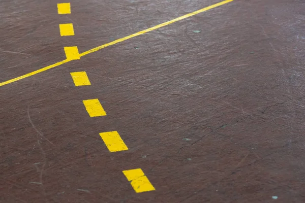 Gelbe Basketballmarken Auf Dem Boden Einer Sporthalle — Stockfoto