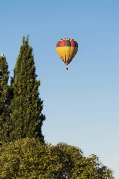 CARDEDEU, ESPAGNE - 8 OCTOBRE 2017 : Une montgolfière vogue un blu — Photo