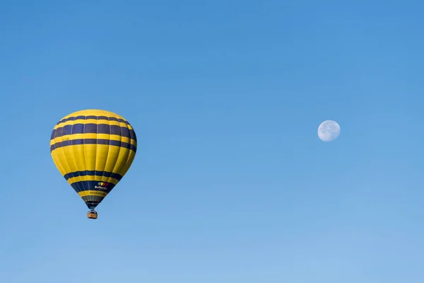 CARDEDEU, ESPAGNE - 8 OCTOBRE 2017 : Une montgolfière vogue un blu — Photo