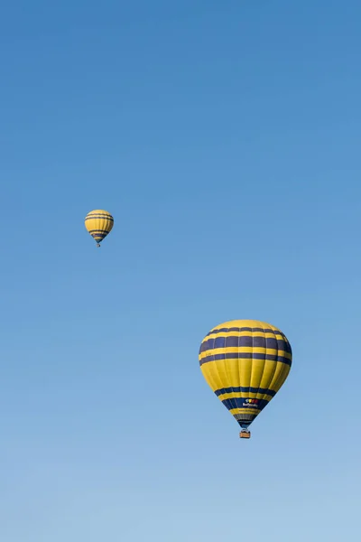 Une montgolfière sillonne un ciel bleu — Photo