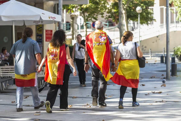 Prat De Llobregat, Hiszpania - 8 października 2017: Niektórzy ludzie chodzą przez — Zdjęcie stockowe