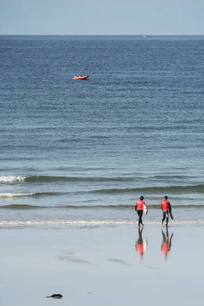 O grove, spanien - surfer spazieren mit ihrem surfboard durch die s — Stockfoto