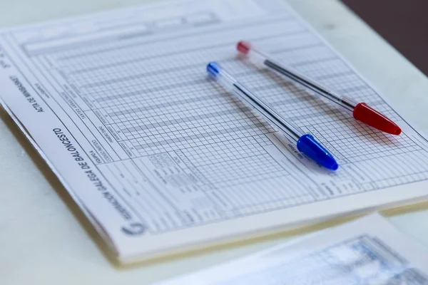 Red and blue pens on a form used in basketball games. — Stock Photo, Image