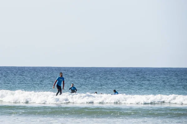 Surfers practicing on the wave — Stock Photo, Image