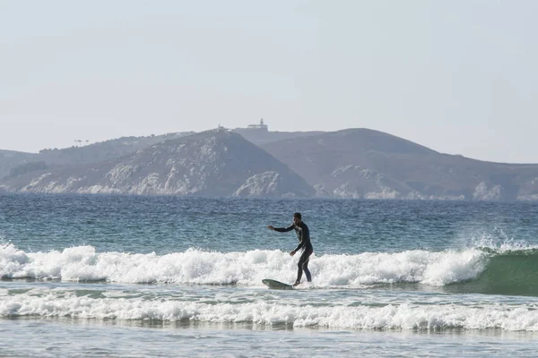 Surfers practicing on the wave — Stock Photo, Image