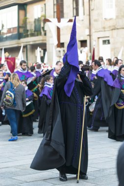 PONTEVEDRA, SPAIN - 3 Nisan 2015: Dini kardeşlik üyeleri, Paskalya süresince şehirde geçit töreni yapıyorlar.