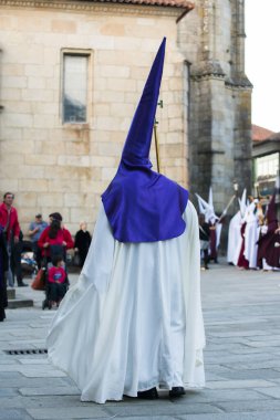 PONTEVEDRA, SPAIN - 3 Nisan 2015: Dini kardeşlik üyeleri, Paskalya süresince şehirde geçit töreni yapıyorlar.