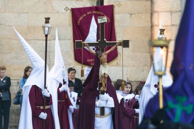 PONTEVEDRA, SPAIN - 3 Nisan 2015: Dini kardeşlik üyeleri, Paskalya süresince şehirde geçit töreni yapıyorlar.