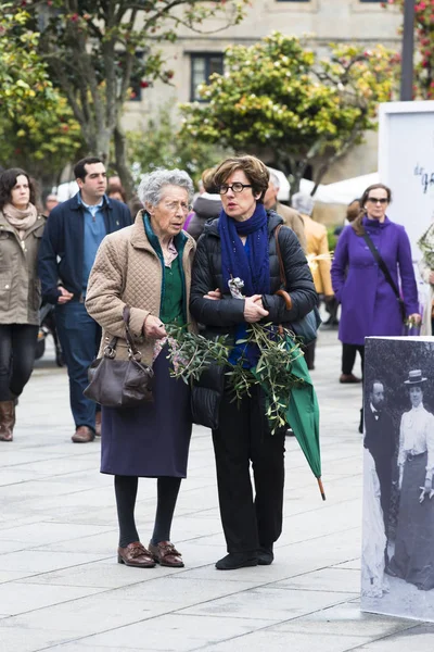 Pontevedra España Marzo 2015 Dos Mujeres Caminan Con Una Rama — Foto de Stock