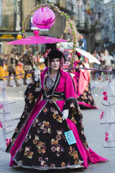 Pontevedra, İspanya - 21 Şubat 2015: Ayrıntılı kostüm geçit şehrin sokaklarında kış karnavalı sırasında katılımcıların.