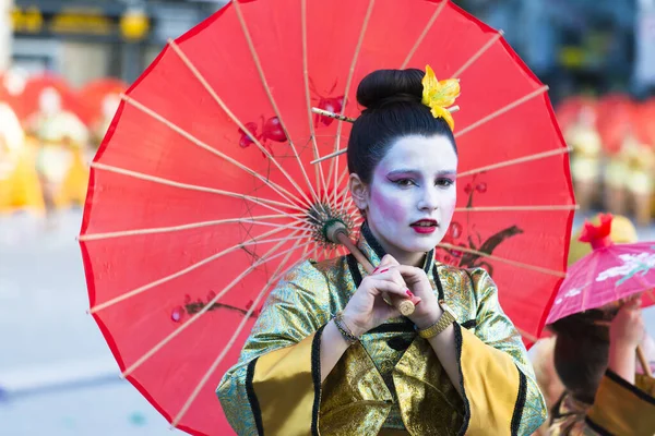 Pontevedra, İspanya - 21 Şubat 2015: Ayrıntılı kostüm geçit şehrin sokaklarında kış karnavalı sırasında katılımcıların.