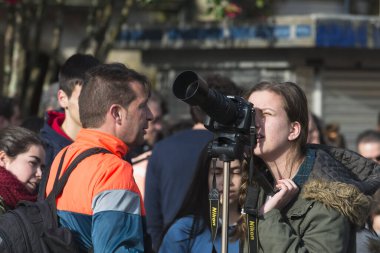 Pontevedra, İspanya - 20 Mart 2015: İnsanlar neredeyse tam güneş tutulmasını görmeye çalışıyorlardı, ki bu o zamanlar şehirde görülebiliyordu.