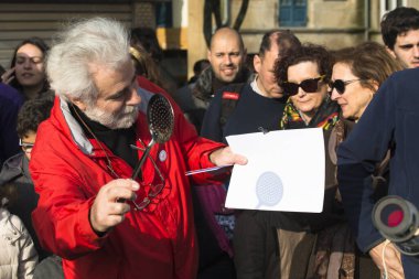 Pontevedra, İspanya - 20 Mart 2015: İnsanlar neredeyse tam güneş tutulmasını görmeye çalışıyorlardı, ki bu o zamanlar şehirde görülebiliyordu.