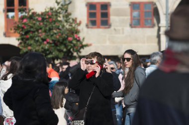 Pontevedra, İspanya - 20 Mart 2015: İnsanlar neredeyse tam güneş tutulmasını görmeye çalışıyorlardı, ki bu o zamanlar şehirde görülebiliyordu.