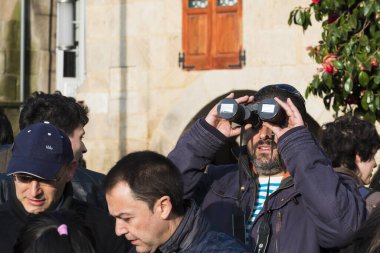 Pontevedra, İspanya - 20 Mart 2015: İnsanlar neredeyse tam güneş tutulmasını görmeye çalışıyorlardı, ki bu o zamanlar şehirde görülebiliyordu.