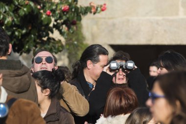 Pontevedra, İspanya - 20 Mart 2015: İnsanlar neredeyse tam güneş tutulmasını görmeye çalışıyorlardı, ki bu o zamanlar şehirde görülebiliyordu.